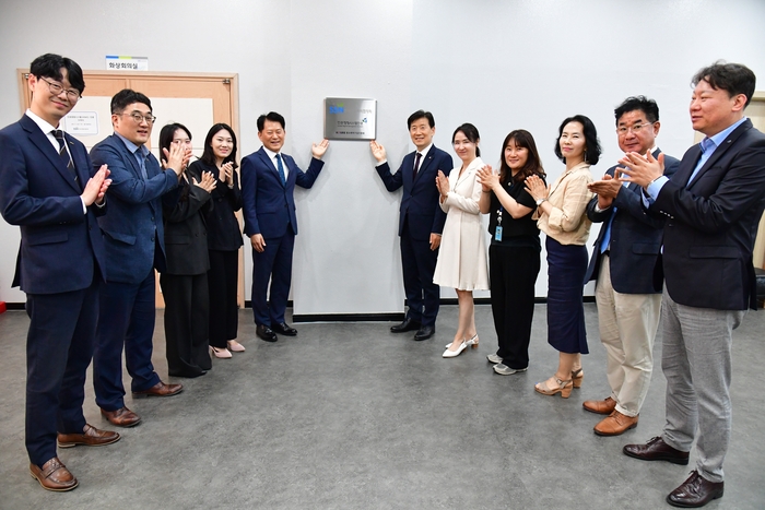 중소벤처기업인증원과 한국사회복지협의회 임직원들이 인권경영시스템(HRMS) 인증현판 부착식 후 함께 기념촬영을 하고 있다.