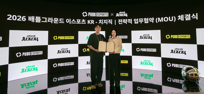 네이버와 크래프톤은 '배틀그라운드' e스포츠 콘텐츠 생태계 확장을 위한 업무협약(MOU)을 체결했다고 12일 밝혔다. 왼쪽부터 박수용 크래프톤 e스포츠 실장과 신슬기 네이버 게임 콘텐츠 제휴 리더가 기념사진을 촬영하고 있다. 〈자료 네이버〉