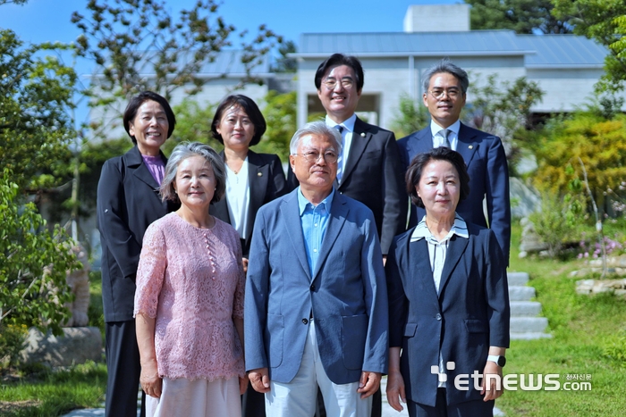 추미애 경기지사 당선인(앞줄 오른쪽)이 13일 양산 평산마을을 방문해 문재인 전 대통령(앞줄 가운데)과 기념 촬영앴다. 추미애 경기지사 당선인 제공.