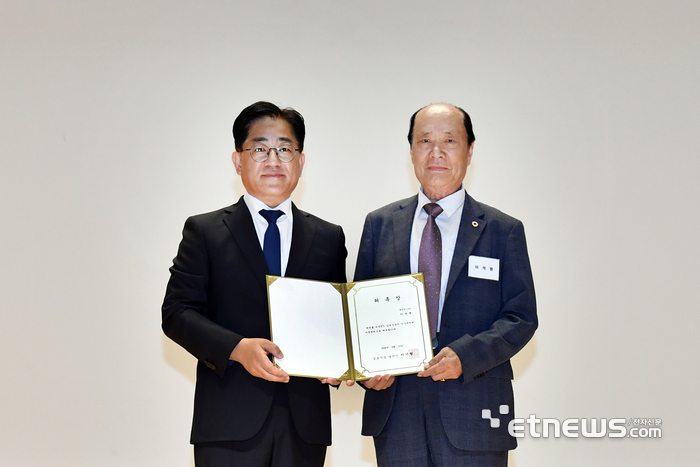 이기형 김포시장 당선인(왼쪽)이 12일 시청 대강당에서 자문위원 위촉식을 가졌다.