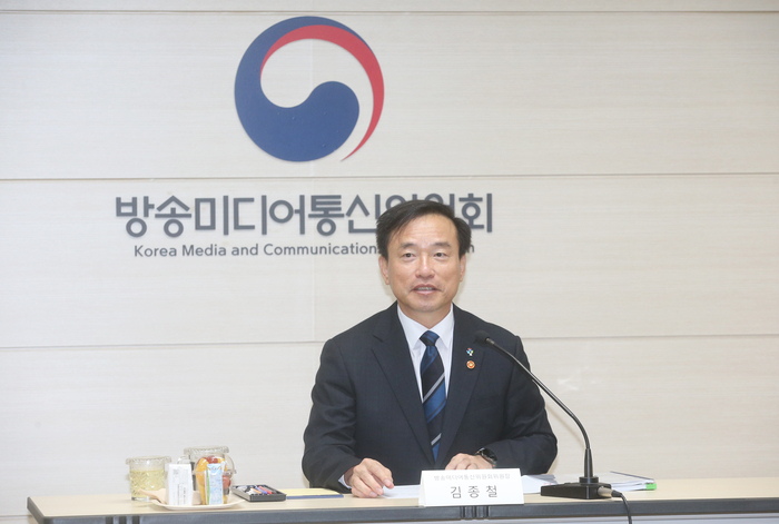 김종철 방미통위원장이 15일 정부과천청사에서 취임 6개월 기자간담회를 열고 미디어 기본사회 구상을 밝혔다.[방미통위 제공]