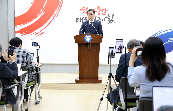 김선태 당선인 대변인이 기자회견하고 있다.
