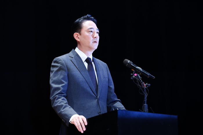 홍정도 중앙그룹 부회장이 15일 중앙일보본사 대강당에서 긴급 기자회견을 열고 JTBC 둥 주요 계열사의 회생신청과 관련해 사과했다.[중앙그룹 제공]