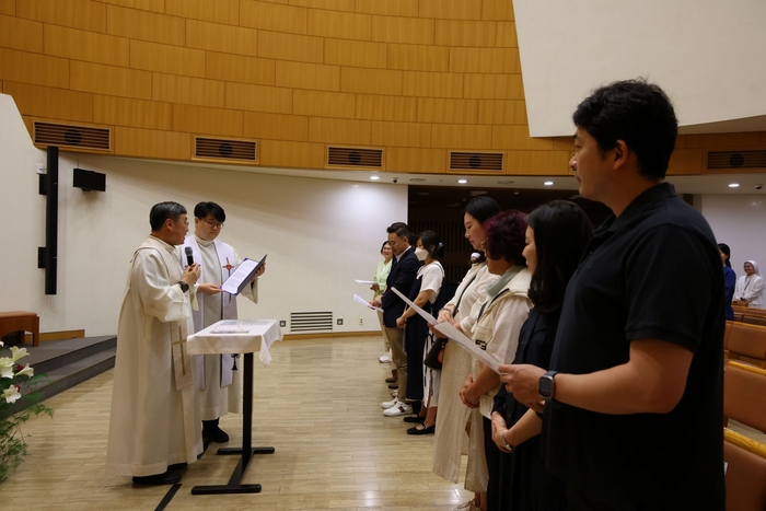 서울성모병원 내 성당에서 영성부원장 신희준 신부(중앙)의 주례로 '나프로 임신부부·태아 축복식'이 진행되고 있다.