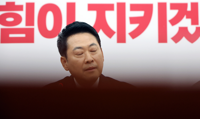 국민의힘 장동혁 대표가 15일 국회에서 열린 최고위원회의에서 양향자 최고위원의 지도부 총사퇴를 제안 발언을 듣고 있다. 연합뉴스