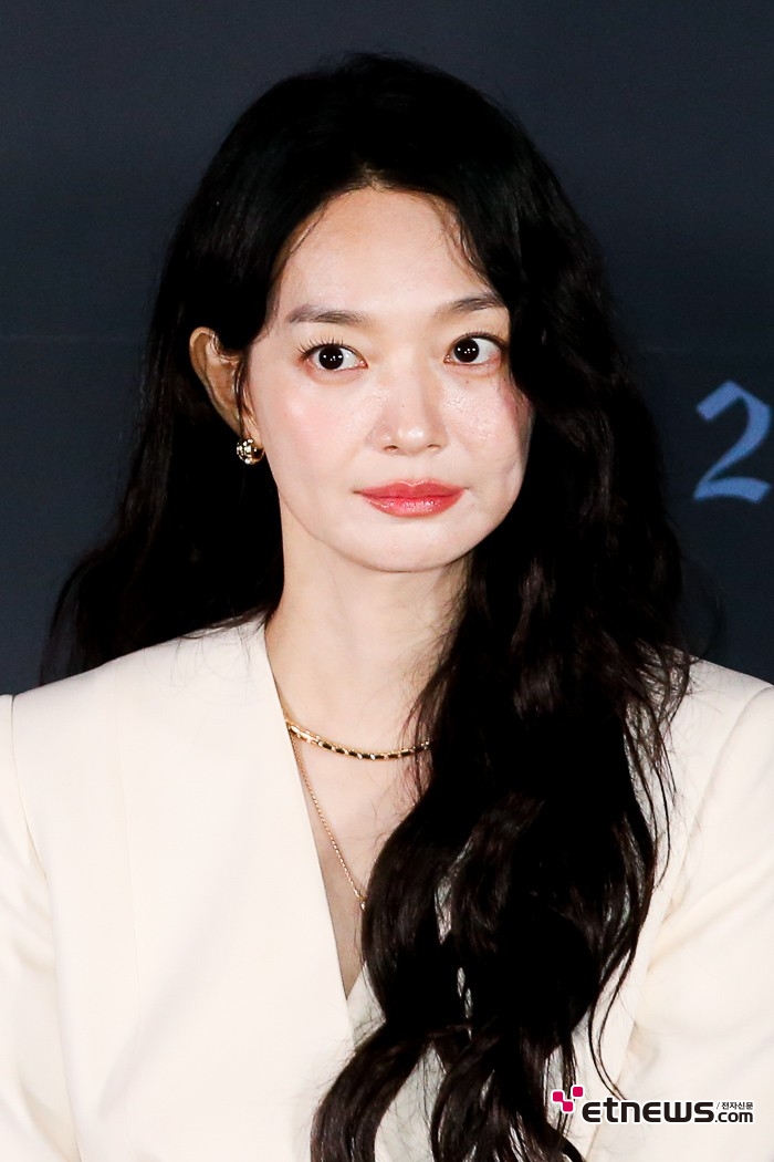 [ET포토] 신민아, '앞이 보이지 않는 1인 2역 자매로 연기'