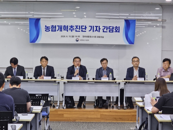 농협개혁추진단이 15일 정부세종청사에서 농협법 개정 관련 기자 간담회를 열고 개혁 추진 방향을 설명했다. 왼쪽부터 김세진 농림축산식품부 농업금융정책과장, 윤원습 농업정책관, 원승연 농협개혁추진단장, 장경호 경제사업활성화 분과 간사, 김기태 농협지배구조 분과 간사, 하승수 조합·조합원제도 분과 간사.(사진=농림축산식품부)