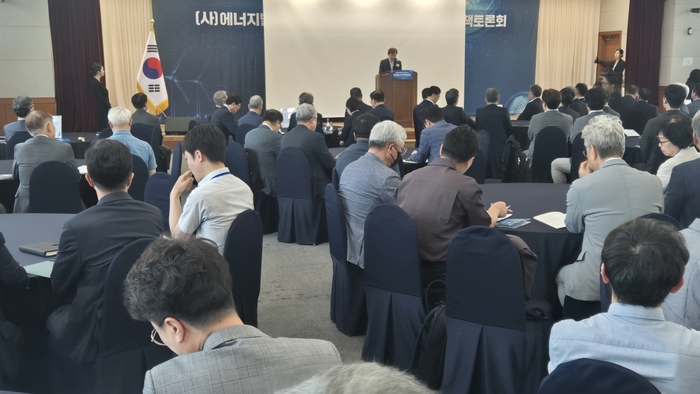 사단법인 에너지밸리포럼은 16일 오전 광주테크노파크 12층 국제회의장에서 '에너지밸리포럼 창립10주년'을 맞아 기념행사와 정책토론회를 개최했다. 문재도 에너지밸리포럼 대표가 기념사를 하고 있다.