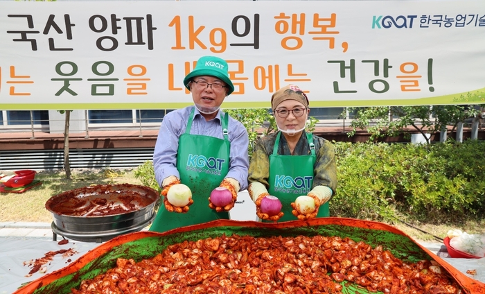 이석형 한국농업기술진흥원장(왼쪽)과 정영숙 약선요리명인이 '국산 양파 소비 촉진 상생 캠페인'에서 국산 양파로 만든 김치를 소개하고 있다. (사진=농진원)