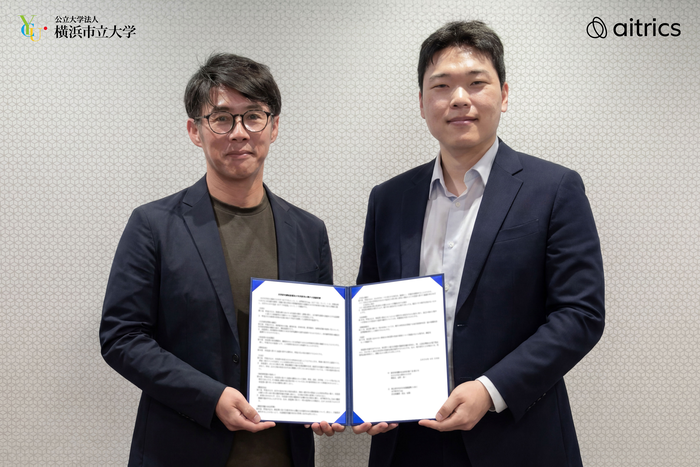 타카키 슌스케 일본 요코하마시립대학교 집중치료부장(왼쪽)과 와타나베 타츠히로 에이아이트릭스 일본법인장이 업무협약식에서 기념촬영했다.(사진=에이아이트릭스)