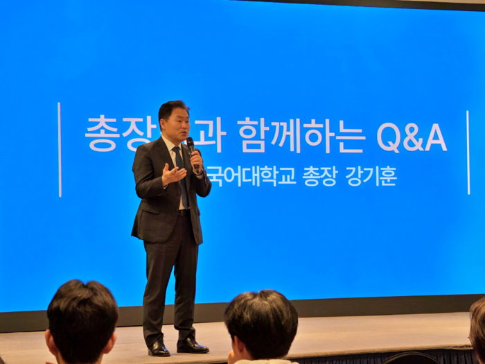 강기훈 한국외대 총장이 제주지역 HUFS 지원전략 설명회에서 참석자들과 질의응답을 진행하고 있다.(사진=한국외대)