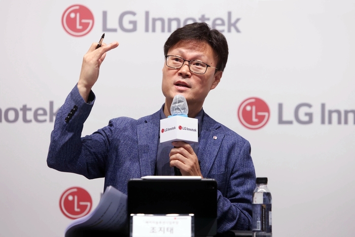 조지태 LG이노텍 패키지솔루션사업부장(전무)이 16일 서울 강서구 마곡 본사에서 열린 '미디어 테크데이'에서 기자들에게 사업 전망을 발표하고 있다. 〈사진 LG이노텍 제공〉