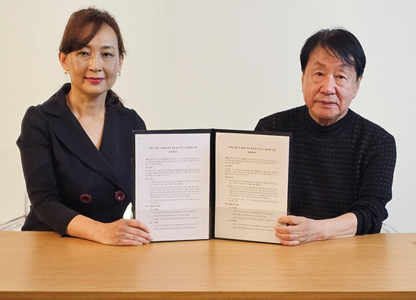 김양미 와우온 대표(사진 왼쪽)와 이홍구 작가가 콘텐츠 원천 IP의 글로벌 독점 중개 및 사업 활성화를 위한 업무협약(MOU)을 체결한 후 기념촬영 하고 있다.