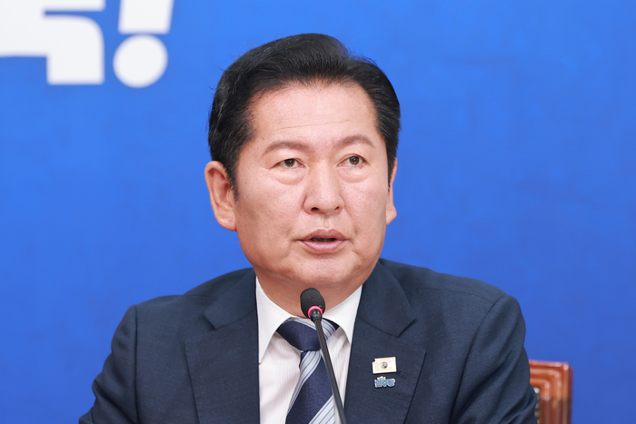 더불어민주당 정청래 대표가 16일 국회에서 열린 제6차 중앙위원회의에 참석해 인사말하고 있다. 연합뉴스
