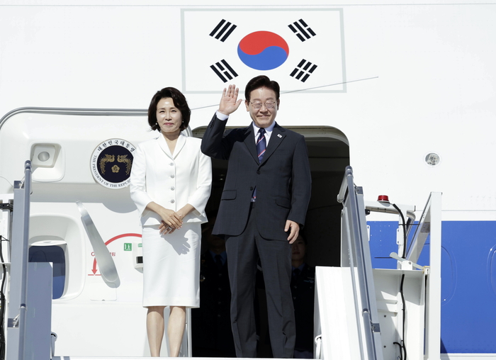 이탈리아 국빈 방문 일정을 마친 이재명 대통령과 김혜경 여사가 16일(현지시간) 로마 다빈치 공항 공군 1호기에서 환송객들을 향해 인사하고 있다. 연합뉴스