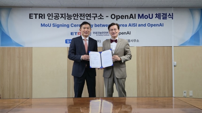 17일 업무협약식에서 이상현 오픈AI 아시아태평양지역 정책 총괄(왼쪽)이 김명주 인공지능안전연구소 소장과 사진촬영하고 있다. ⓒ과기정통부