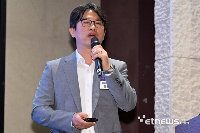 2026 전자신문 테크데이가 AI 반도체 시대, '판'이 바뀐다를 주제로 17일 서울 서초구 엘타워에서 열렸다. 류종호 롯데에너지머티리얼즈 CTO가 'AI 데이터센터 핵심 소재, LEM 초고속 데이터전송용 회로박'을 주제로 발표하고 있다. 김민수기자 mskim@etnews.com