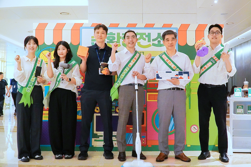 17일 부산국제금융센터(BIFC)에서 김석환 캠코 국유재산부문 총괄이사(오른쪽 두번째)가 온비드 디지털폐기물 자원순환 캠페인을 실시하고 관계자들과 기념촬영을 하고 있다.(사진=캠코)