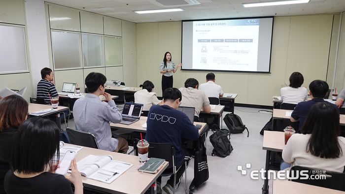 한국기계전기전자시험연구원(KTC)이 17일 경기 군포 본원에서 기업 담당자를 대상으로 'GS인증 제도 및 기준 해설' 교육을 실시했다. KTC 제공
