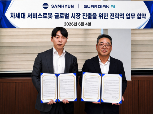 AI 기반 산업안전·보안 플랫폼 기업 가디언에이아이가 삼현과 차세대 AI 안전 로봇의 글로벌 사업화를 위한 전략적 업무협약을 체결하고 기념 촬영을 하고 있다.