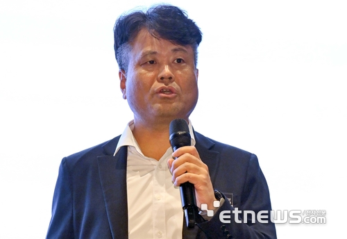 2026 전자신문 테크데이가 AI 반도체 시대, '판'이 바뀐다를 주제로 17일 서울 서초구 엘타워에서 열렸다. 유승봉 인텍플러스 상무가 'Advanced Packaging 공정에서의 측정 및 검사 기술'을 주제로 발표하고 있다. 김민수기자 mskim@etnews.com