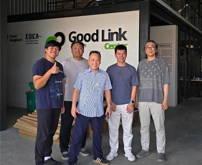 식물공장 시공 완료 후 Good-Link 및 와이비즈 관계자들이 기념촬영을 하고 있다. 오른쪽 끝은 정승백 와이비즈 대표) (사진=숭실대)
