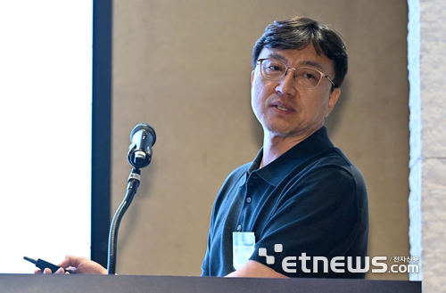 2026 전자신문 테크데이가 AI 반도체 시대, '판'이 바뀐다를 주제로 17일 서울 서초구 엘타워에서 열렸다. 최준영 스태츠칩팩코리아 이사가 'AI 시대, 반도체 패키징 솔루션'을 주제로 발표하고 있다. 김민수기자 mskim@etnews.com