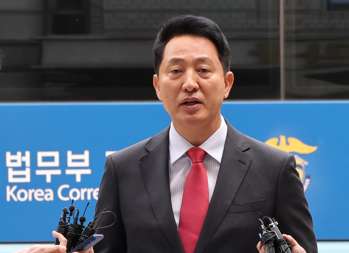 오세훈 서울시장이 17일 서울 서초구 서울중앙지방법원에서 열린 '명태균 여론조사 의혹' 사건 1심 결심공판에 출석하며 입장을 밝히고 있다. 연합뉴스