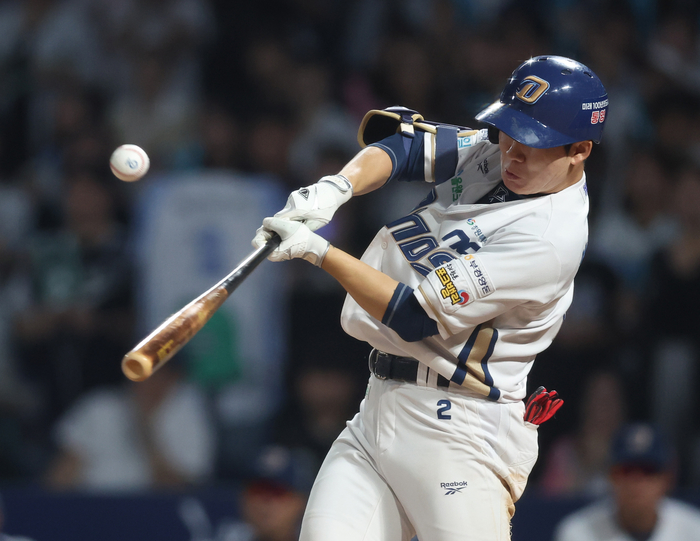 NC 박민우 안타     (창원=연합뉴스) 김동민 기자 = 17일 경남 창원NC파크에서 열린 2026 KBO 프로야구 한화 이글스와 NC 다이노스의 경기. 7회 말 1사 2루 상황 NC 3번 박민우가 1타점 안타를 치고 있다. 2026.6.17     image@yna.co.kr (끝)