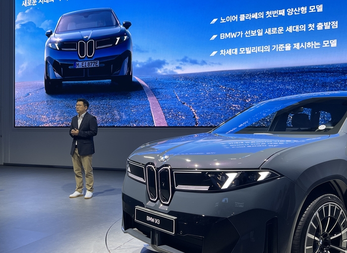 김세영 BMW코리아 상품기획팀 팀장이 더 뉴 BMW iX3에 대해 설명했다.