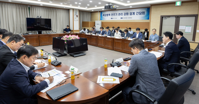 이호현 기후에너지환경부 2차관이 18일 서울 서초구 한강홍수통제소에서 관련 기관 및 업계와 함께 육상풍력 전주기 관리 강화 방안에 대한 간담회를 주재하고 협력사항 등을 논의하고 있다. 사진 출처 : 기후부