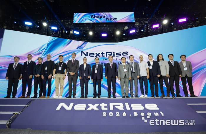 '넥스트라이즈(NextRise) 2026' 개막식에서 주요 참석자들이 기념촬영을 하고 있다. (사진 왼쪽 여덟번째부터 윤진식 한국무역협회 회장, 권대영 금융위원회 부위원장, 박상진 한국산업은행 회장). 무협 제공