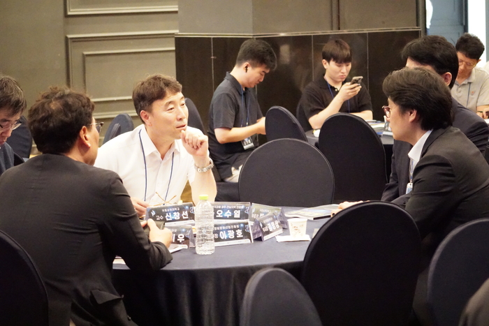 신창선 국립순천대학교 우주항공첨단소재스쿨 학장이 '2026 전남 RISE X 인공지능(AI) 부트캠프 동반 성장 네트워킹데이'에서 참가자들과 얘기를 나누고 있다.