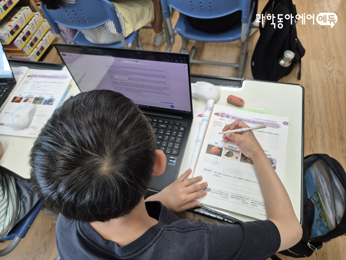 인천 도담초등학교 4학년 학생들이 과학동아에어 에듀에 질문을 입력하고 AI 답변을 워크지에 정리하고 있는 모습. 사진=동아사이언스
