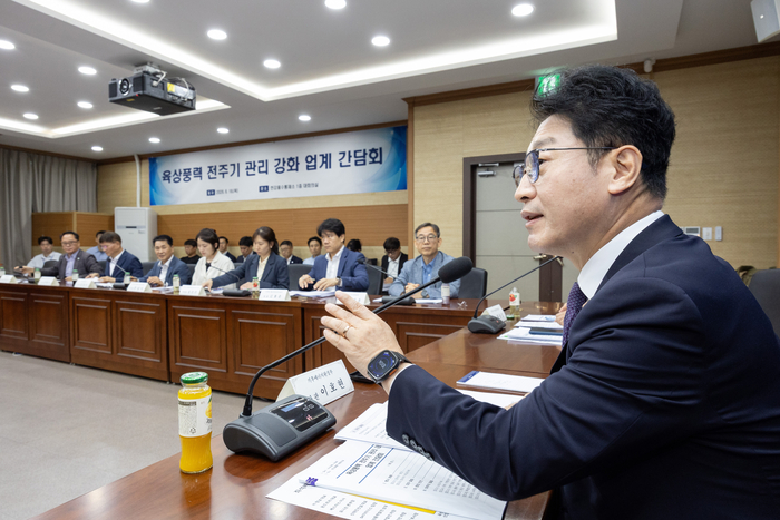 이호현 기후에너지환경부 2차관이 18일 서울 서초구 한강홍수통제소에서 관련 기관 및 업계와 함께 육상풍력 전주기 관리 강화 방안에 대한 간담회를 주재하고 협력사항 등을 논의하고 있다. 사진 출처 : 기후부