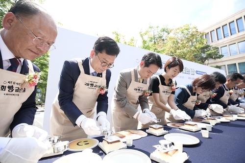 이병권 중소벤처기업부 제2차관이 18일 국회 소통관 앞 광장에서 열린 'K-베이커리 페스티벌' 참석자들과 기념촬영을 하고 있다.