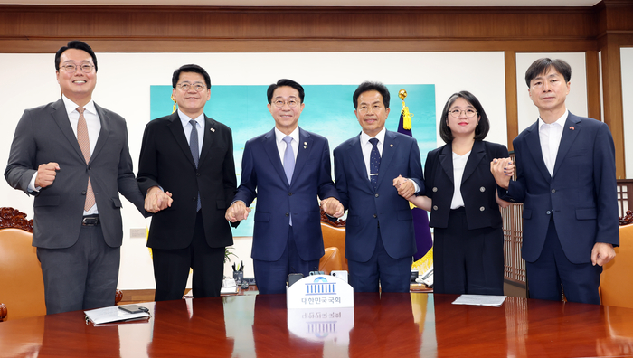 조정식 국회의장이 18일 국회에서 비교섭단체 원내대표를 만나 얘기를 나누기에 앞서 기념 촬영을 하고 있다. 왼쪽부터 개혁신당 천하람 원내대표, 조국혁신당 김준형 원내대표, 조 국회의장, 진보당 윤종오 원내대표, 기본소득당 용혜인 대표, 사회민주당 한창민 대표. 연합뉴스