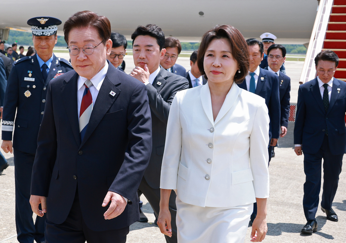 G7 정상회의와 유럽 순방을 마치고 귀국한 이재명 대통령과 김혜경 여사가 18일 성남 서울공항에 도착한 공군 1호기에서 내려 차량으로 이동하고 있다. 연합뉴스