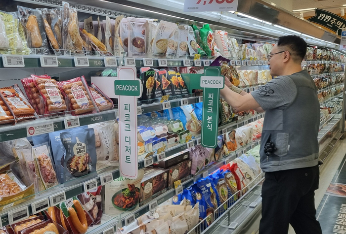 이마트, 첫 '피코크 데이' 연다…전 품목 2+1 행사