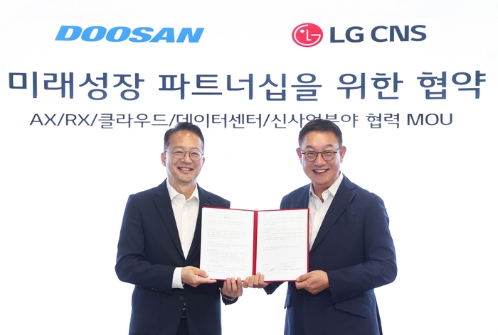 현신규 LG CNS 사장(오른쪽)과 유승우 두산 사장이 지난 18일 업무협약식 이후 기념 사진을 촬영하고 있다.