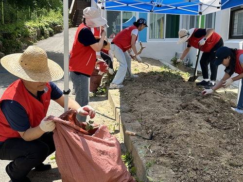 18일 서울 은평구에 위치한 아동양육시설 꿈나무마을 파란꿈터에서 ABL생명 임직원들이 6월 환경의 달을 맞아 환경정비 봉사활동을 실시했다.(사진=ABL생명)