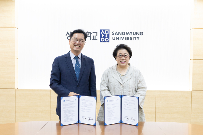 왼쪽부터 김규 사이공한글학교 교장, 김종희 상명대 총장.(사진=상명대)