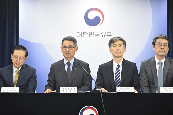 허장 재정경제부 차관이 6월 19일 서울 종로구 정부서울청사에서 열린 2025년도 공공기관 경영실적 평가결과 및 후속조치 브리핑에 참석, 발표문을 낭독하고 있다. 왼쪽부터 이승철 기관장 평가단장, 허장 재정경제부 차관, 김봉환 공기업 경영평가단장, 김창완 준정부기관 경영평가단장. (사진=재정경제부)