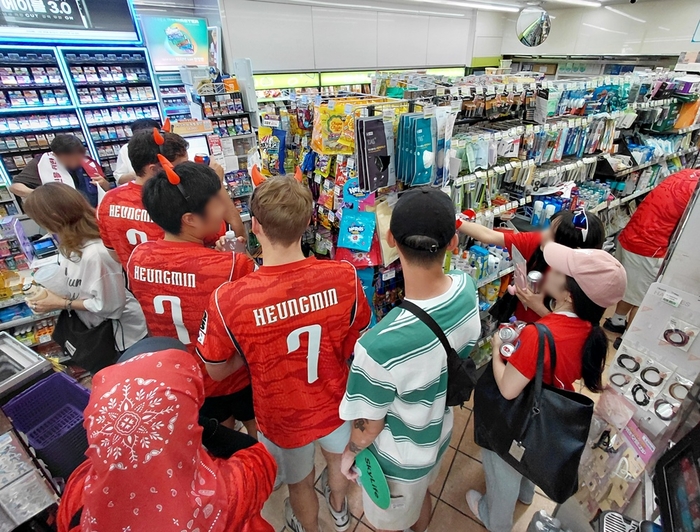 “맥주 143%·하이볼 514%”…광화문 거리응원에 편의점 매출 급증