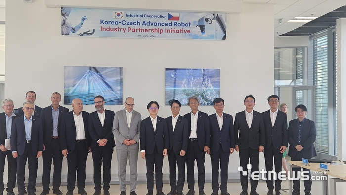 한국로봇산업진흥원이 체코 프라하공과대학교에서 '한국-체코 첨단로봇산업 협력센터' 출범을 공식 선언하는 이니셔티브 회의를 열었다.