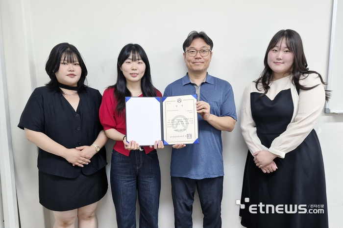 (왼쪽부터) 축산학과 김재경 학생, 축산학과 이연재 학생, 임동균 축산학과 교수, 말특수동물학과 이지우 학생