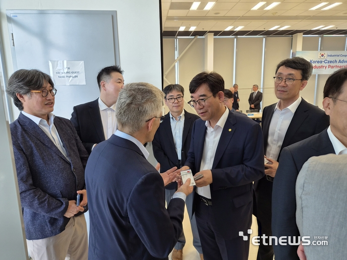 한국로봇산업진흥원이 체코 프라하공과대학교에서 '한국-체코 첨단로봇산업 협력센터' 출범을 공식 선언하는 이니셔티브 회의를 열었다.