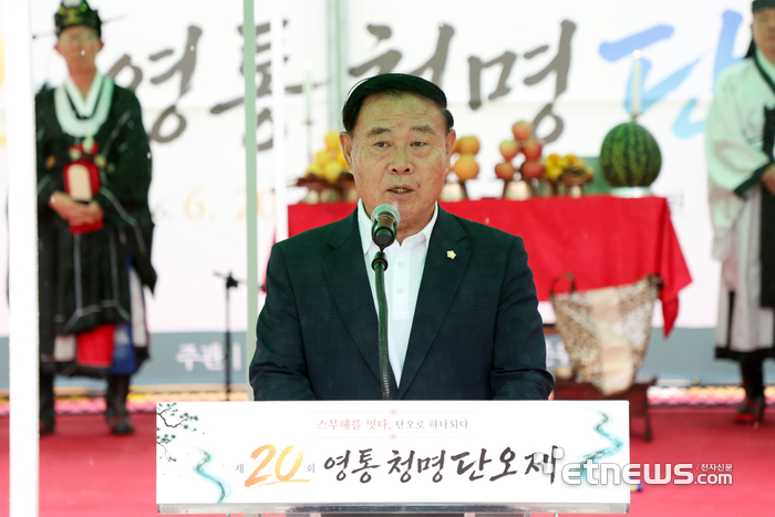 이재식 수원시의회 의장이 20일 단오어린이공원에서 열린 '20회 영통청명단오제'에서 축사를 하고 있다.