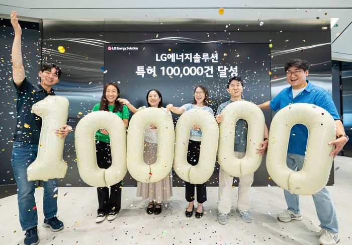 LG에너지솔루션 여의도 본사에서 직원들이 특허 10만 건 돌파 기념 촬영을 하고 있다.