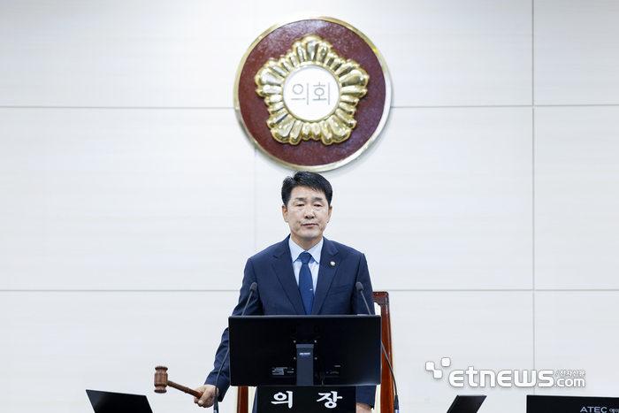 배정수 화성시의회 의장이 19일 본회의장에서 제251회 임시회 제1차 본회의를 진행했다.